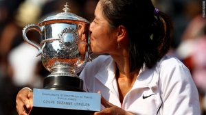 Li Na kisses the winner's trophy after ending the French Open reign of Francesca Schiavone in Paris on Saturday Li Na kisses the winner's trophy after ending the French Open reign of Francesca Schiavone in Paris on Saturday