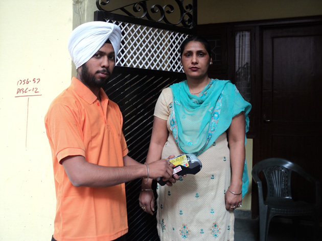 Delivery-boy-pic-with-card-swipe-machine Delivery-boy-pic-with-card-swipe-machine