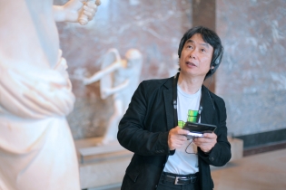 Nintendo's Shigeru Miyamoto trying the 3DS Louvre guide Nintendo's Shigeru Miyamoto trying the 3DS Louvre guide