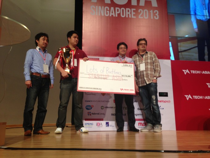 Ken Lee from LotsofButtons.com (in red T-shirt) picks up the winner's check.