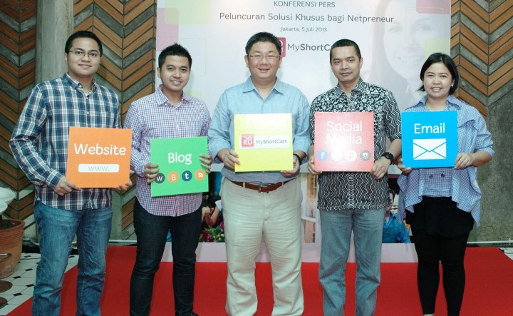 Standing in the middle holding the yellow board is the CEO of Doku, Thong Sennelius
