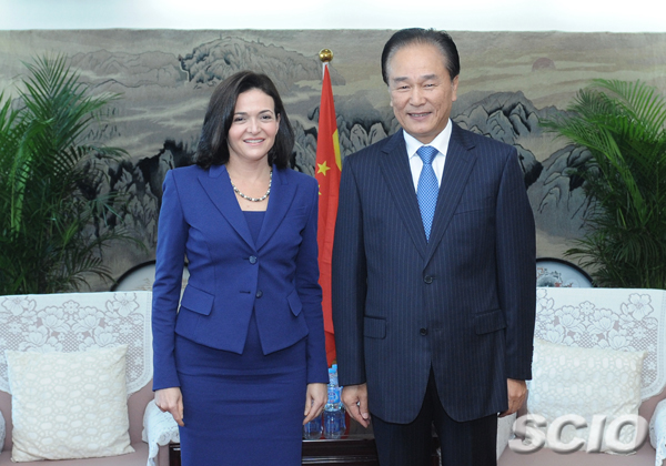 Facebook's Sheryl Sandberg in Beijing, meets Chinese web official