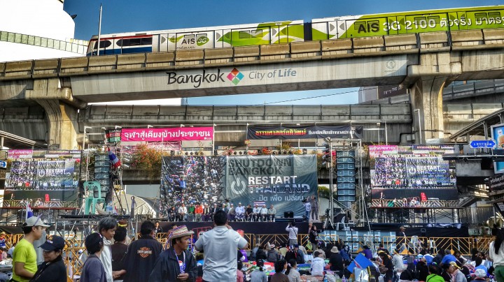 Bangkok shutdown cell phone service