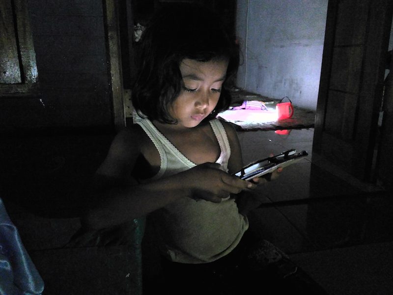 Sumbawa-girl-tablet