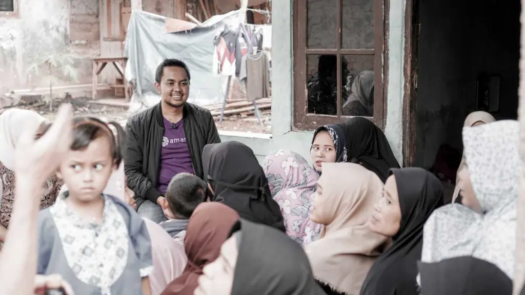 Amartha CEO with borrowers