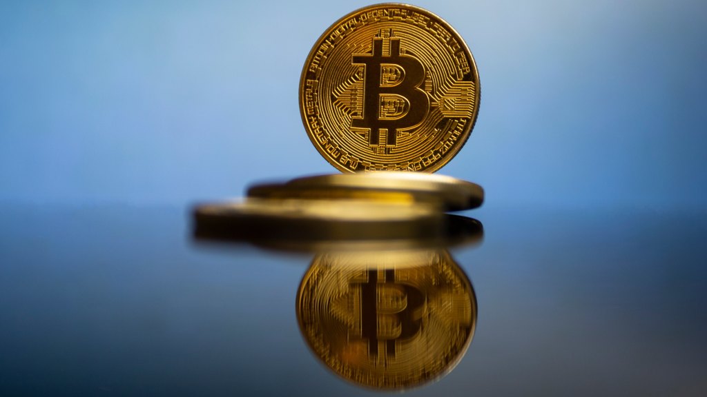 Bitcoin tops $75k on ceasefire hopes