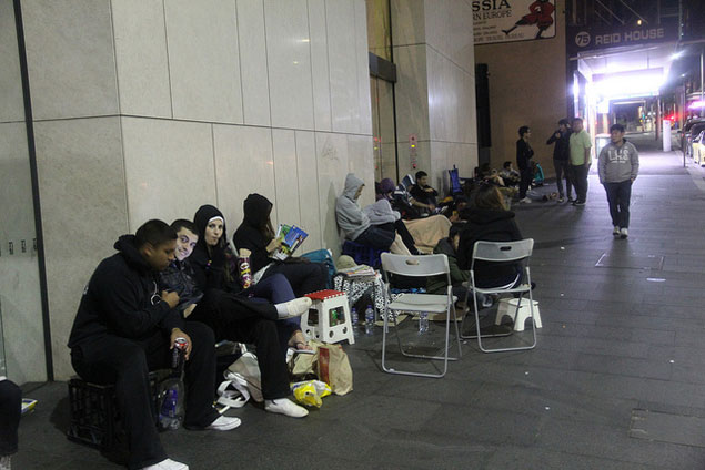 australia-iPad-2-waiting-line