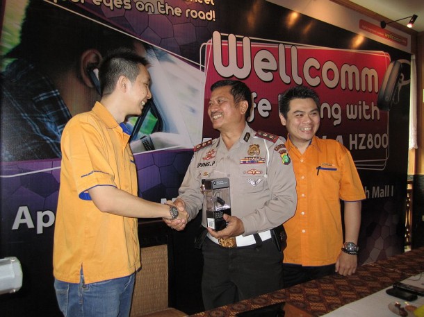 Motorola Bluetooth Handsfree HZ 800 Helps Indonesia Drive Safe