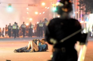 vancouver-riot-kiss vancouver-riot-kiss