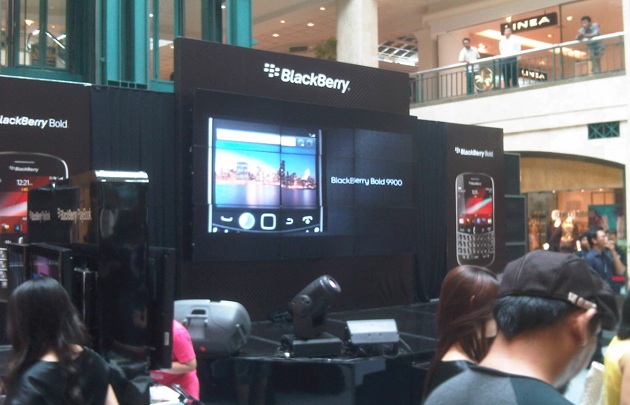 Indonesia launch Bold 9900 Torch 9810 01