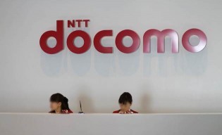 docomo-desk-2 docomo-desk-2