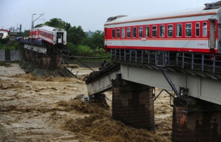 china_train_plunged_640_01