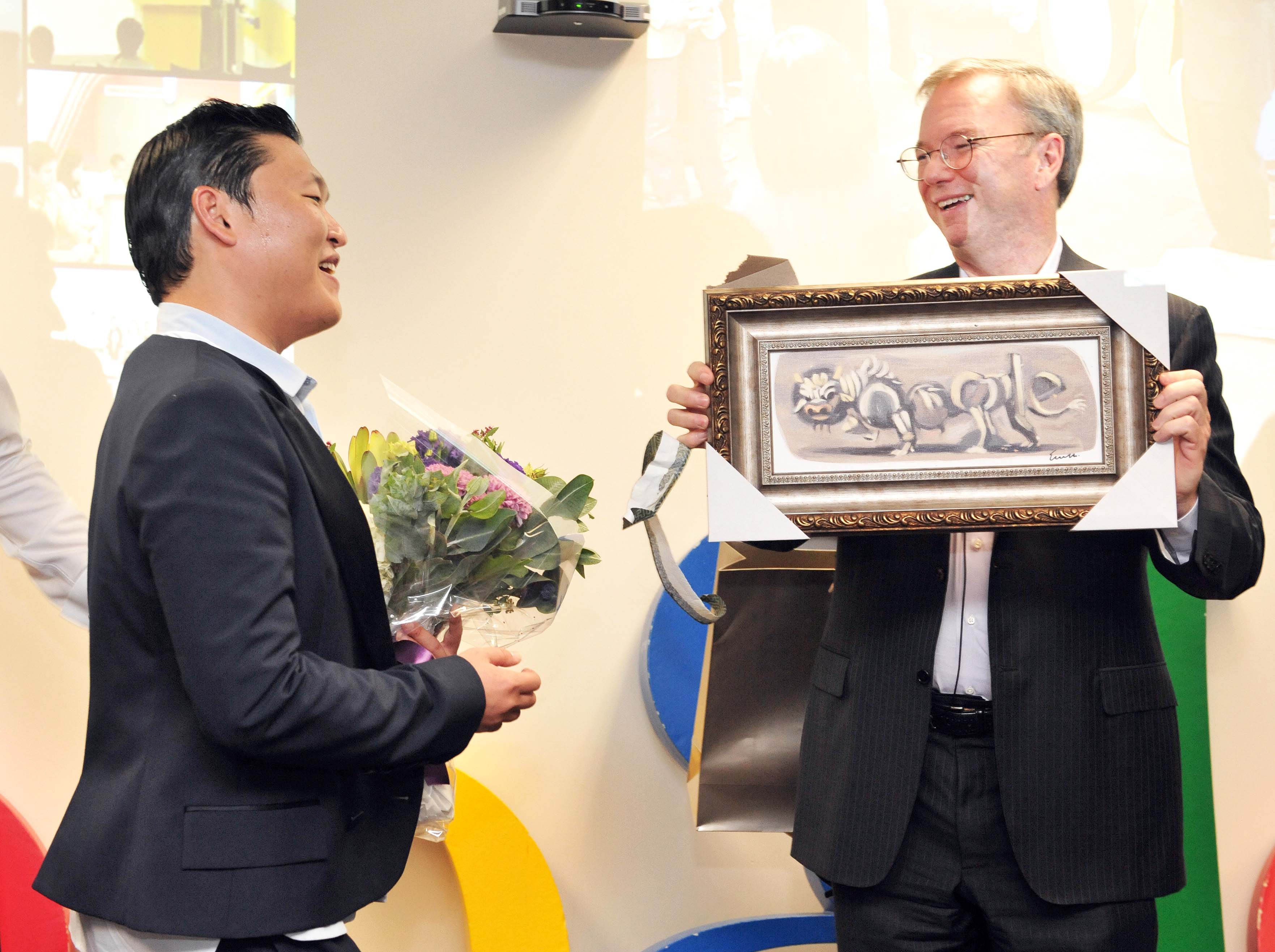 Psy Teaches Google S Eric Schmidt How To Dance Gangnam Style