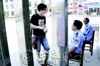 A high-school kid blows off the gaokao to play video games.