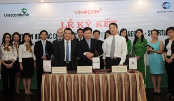 Erik Jonsson is pictured behind Nguyen Lam Thanh, current deputy general director of VinEcom and former head of the Vietnam Internet Association.