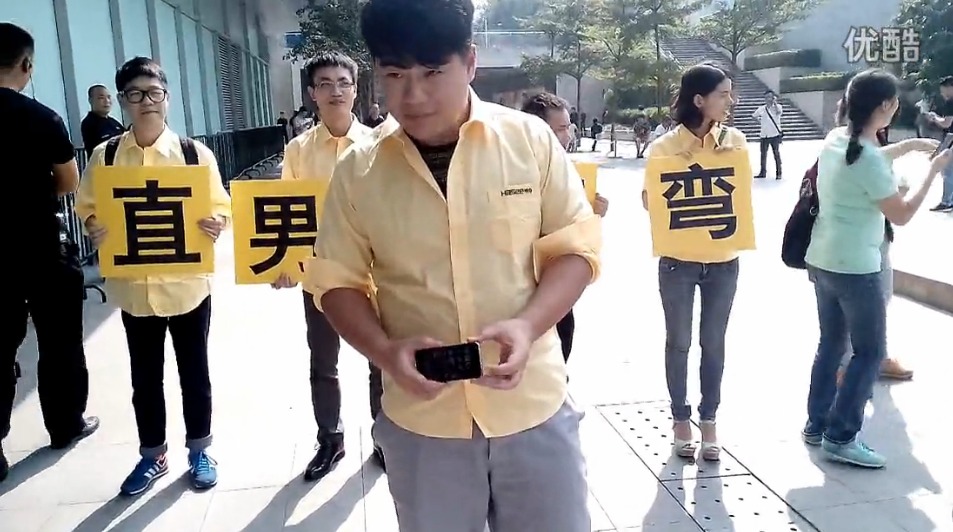 Решать китайскую. Китаец разломил смартфон. Фото китайцы решают уравнение. Стена из смартфонов китайская реклама.