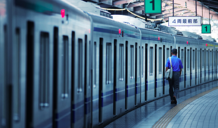 japan-waitingtrain
