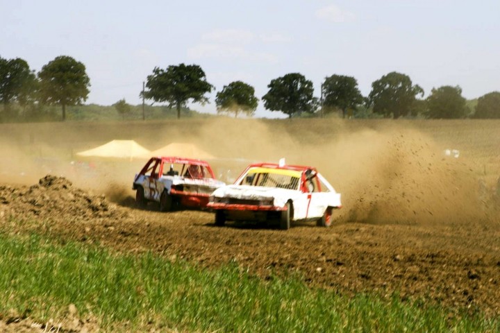 Car_race_on_dirty_roads