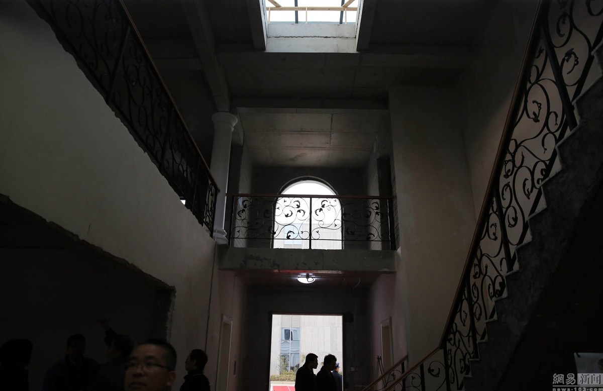 china 3d-printed mansion and tower block