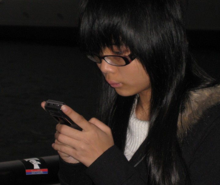 chinese-girl-mobile-phone