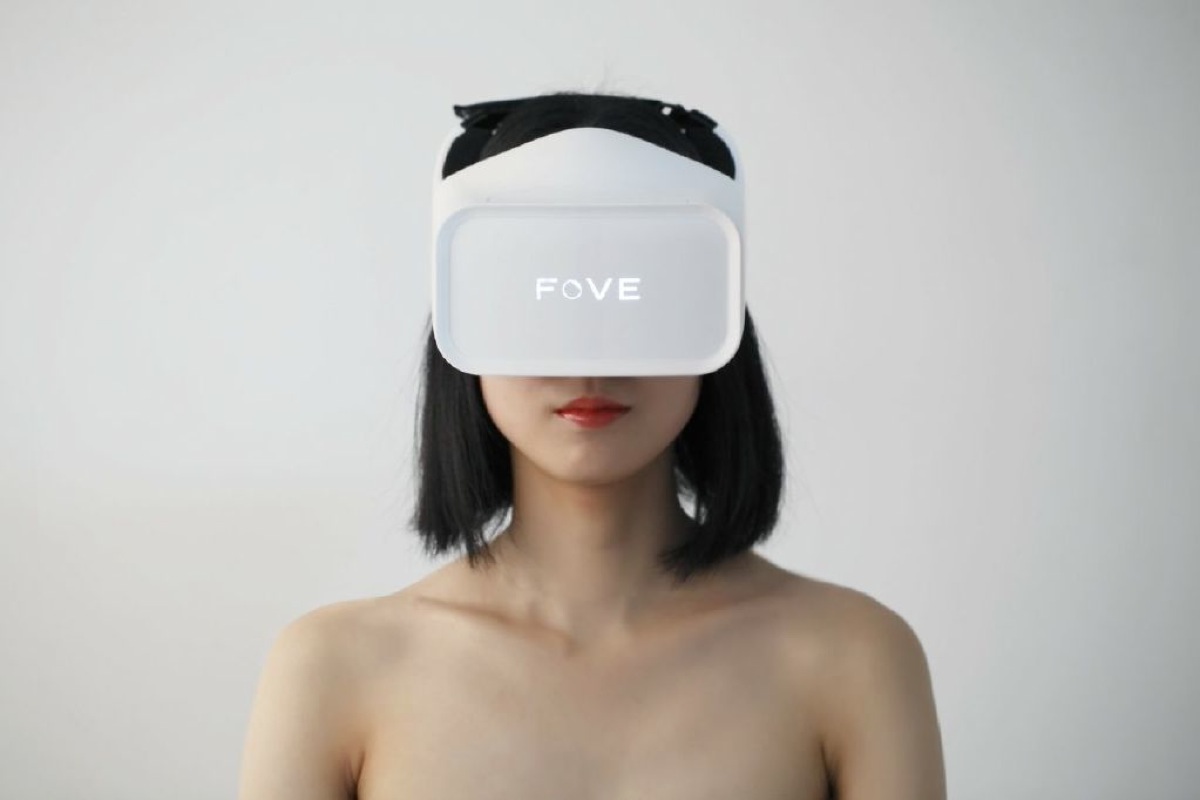 Девушка в очках виртуальной реальности