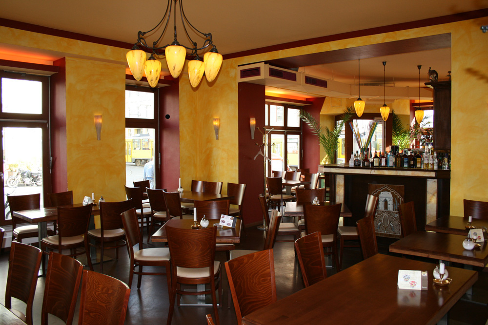 restaurant-empty-chairs