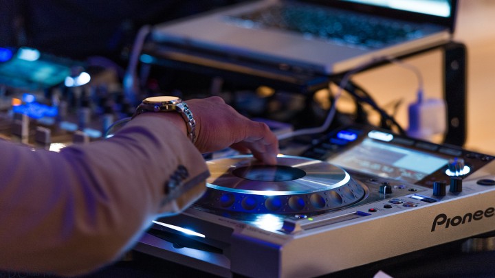DJ