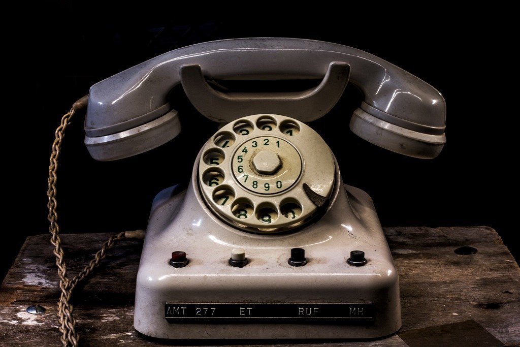 old-style-telephone