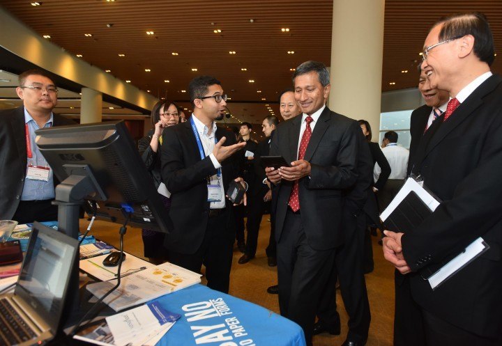 Minister in charge of Smart Nation, Vivian Balakrishnan (center-right), with founder of Sypher Labs Shamir Rahim.