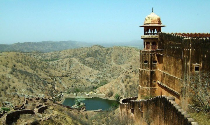 Rajasthan-Jaipur-Jaigarh-Fort-perimeter-walls-Apr-2004-01
