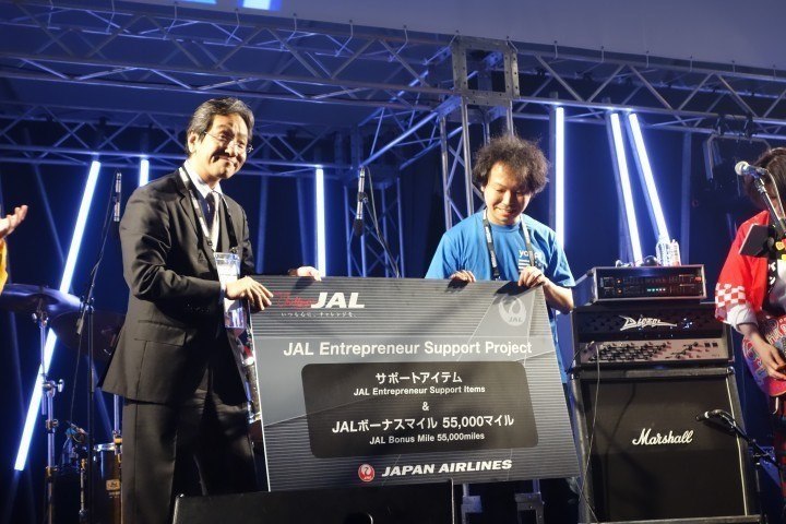 Fast Media founder Yasu Ihara (right)