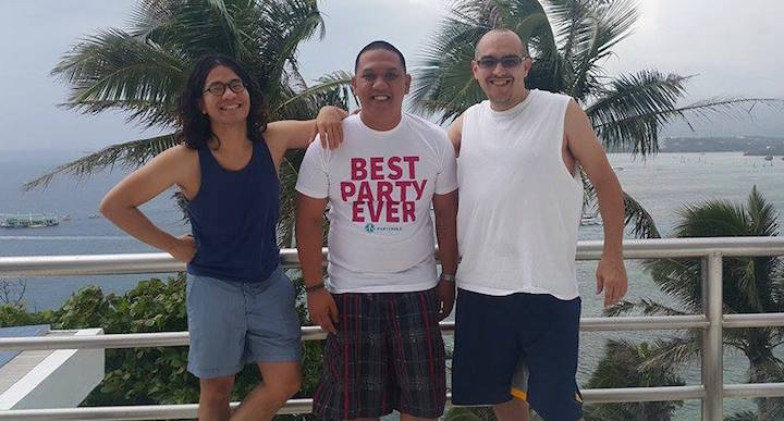 Partyphile founder Ron Baetiong (C) with 500 Startups managing partners Khailee Ng (L) and Dave McClure (R) at the 2015 Geeks on a Beach conference.