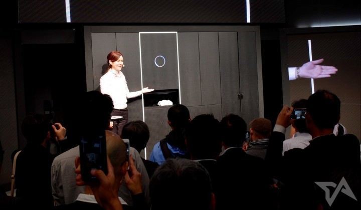 Worst of CEATEC 2015: Laundry robot takes 10 minutes to fold a goddamn T-shirt Worst of CEATEC 2015: Laundry robot takes 10 minutes to fold a goddamn T-shirt