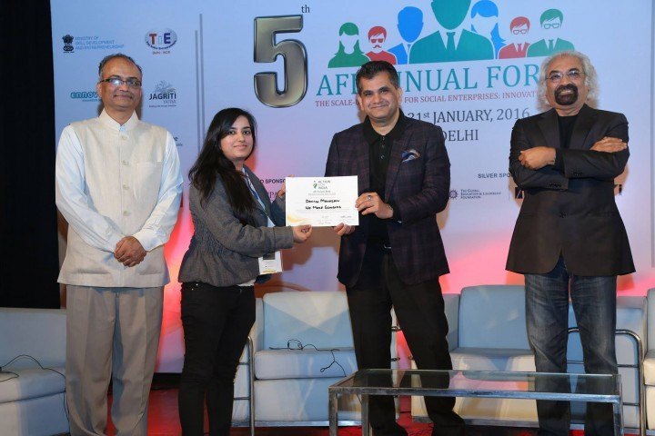 Damini receives an award on WeMakeScholars' behalf from Amitabh Kant, Secretary, Department of Industrial Policy and Promotion, Government of India