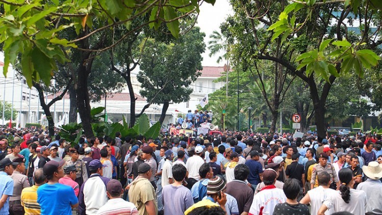 Public transport drivers in Jakarta protest against Go-Jek, Uber