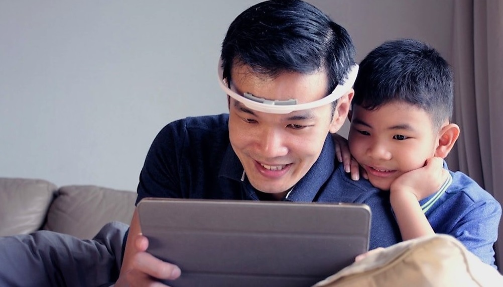 Neeuro - dad and son playing with the headband and app