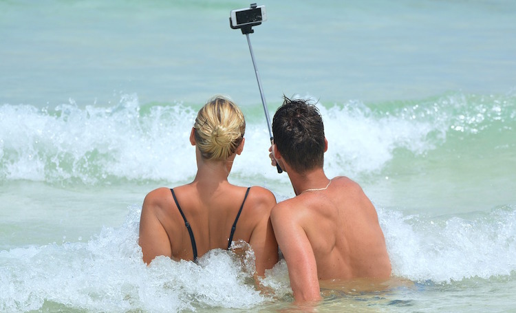 selfie-smartphones-mobile-holiday-swim-sea