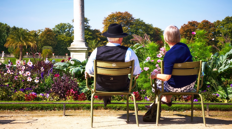 Elderly couple in a garden
