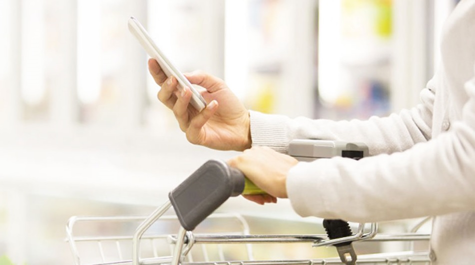 Shopper with smartphone