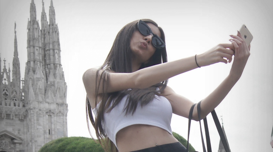 Selfie woman 01