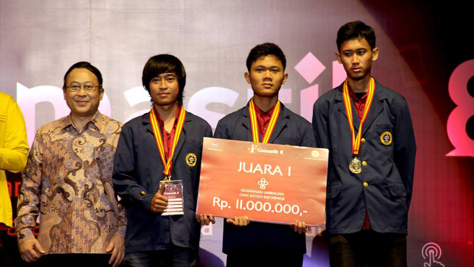 Herdian Nugraha (third from left) is no stranger to computer challenges. Here he and his team won a gold medal at an information systems security competition. Photo credit: Himalkom.