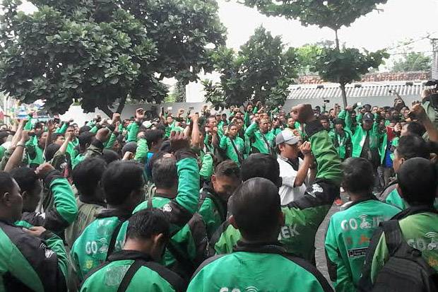 Go-Jek drivers portest at the company's office in the city of Yogyakarta. Photo credit: Sindonews.