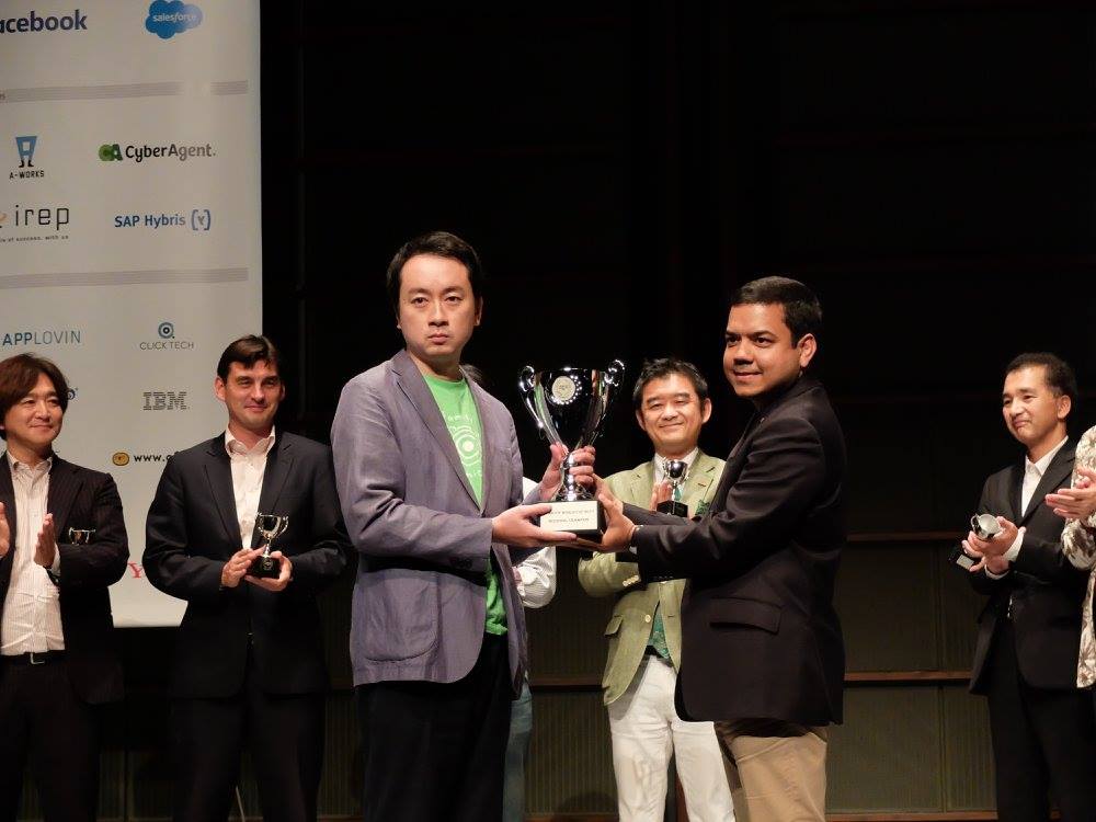 Fenox Venture Capital general partner and CEO Anis Uzzaman presents the regional world cup trophy to UniFa.