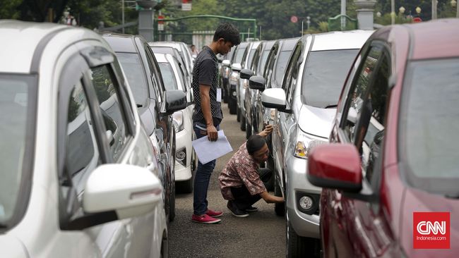 Cars queuing up to get paperwork done. Photo credit: CNN Indonesia.