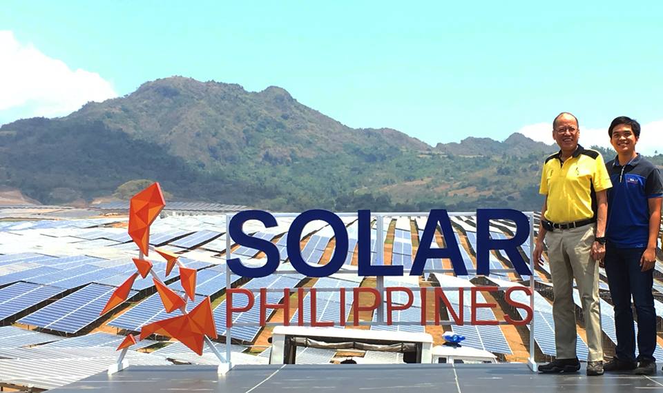 Leandro Leviste (R) with former Philippine President Benigno Aquino III at the launch of a solar farm. Photo credit: Solar Philippines.