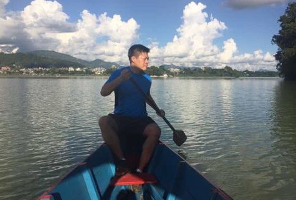 Joseph Jeong, mentor to Chinaccelerator, learning new skills on Pokhara lake in Nepal