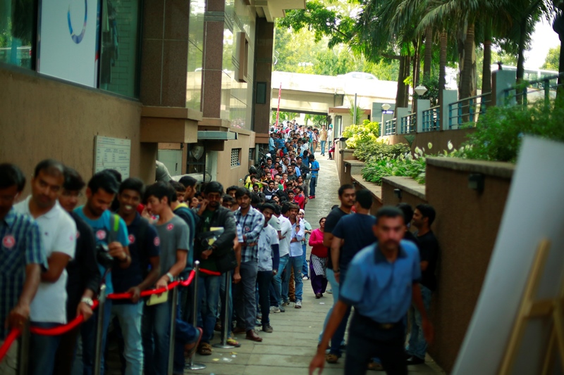 Students line up to visit a OnePlus pop-up store. Photo credit: OnePlus.
