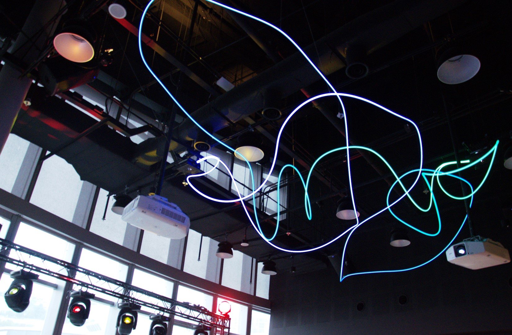 The auditorium has a high ceiling with fiber-optic lights. A polychromatic space noodle viewed from below, it’s the first fiber-optic light installation in Singapore, according to DBS. 