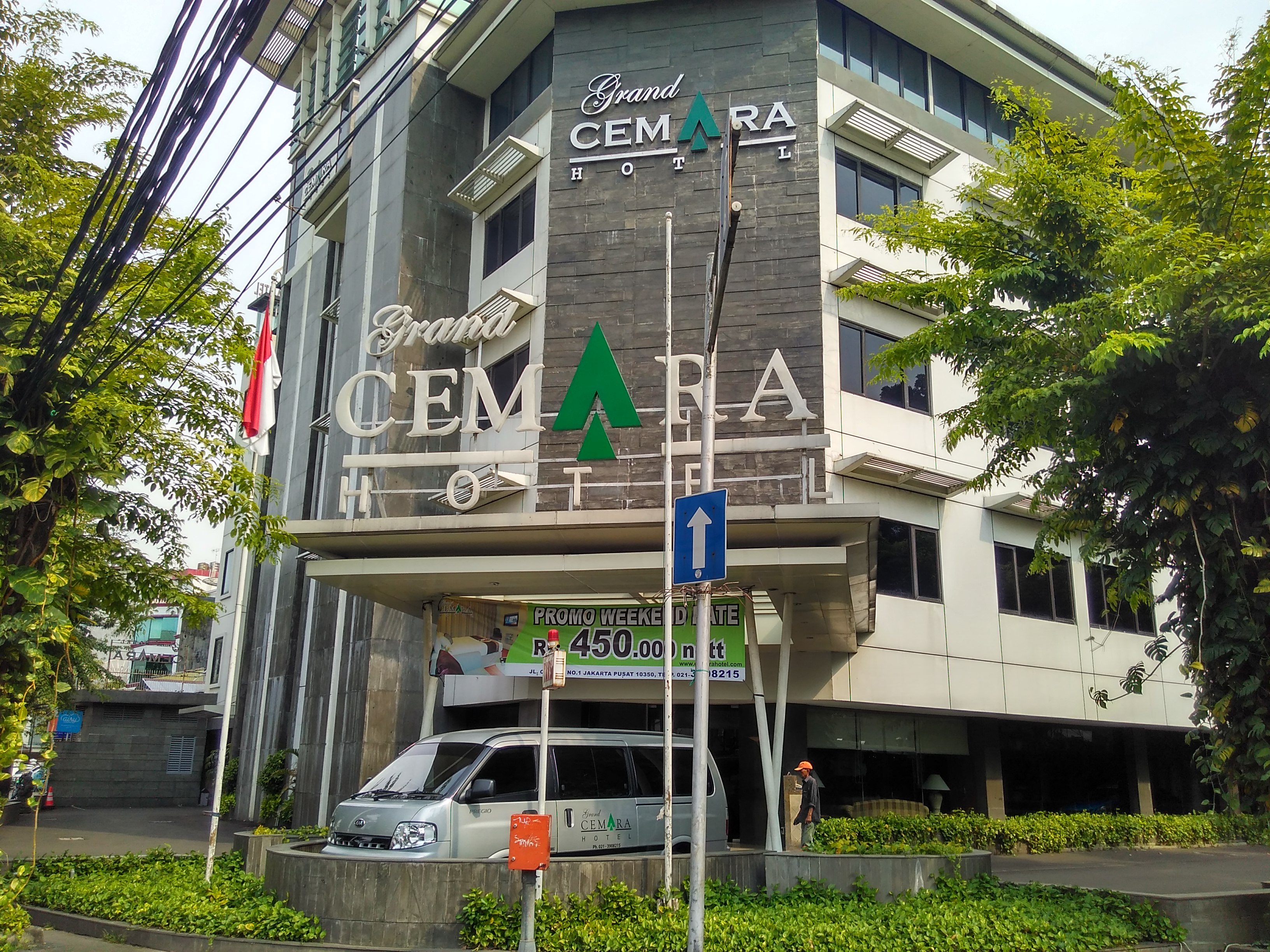 This was the only hotel out of five that reported being satisfied with Nida. It was the largest one, with over 100 rooms. It also partners with Airy. (Small blue sign at the back. It did not have a Nida sign outside.)