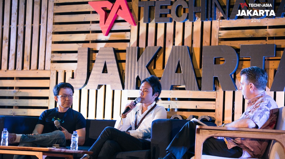 Kudo CTO Sukan Makmuri (L) and VIP Plaza CEO Tesong Kim (center) chats with Otobro founder Patrick Williamson about the future of Indonesian ecommerce at the #TIAJKT2016.